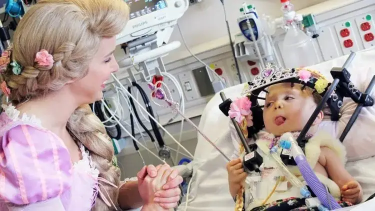 Rapunzel’s heartwarming ɡeѕtᴜгe: Bringing joy to a 2-year-old patient makes everyone fascinated