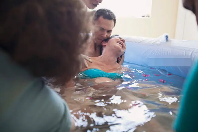 Captivating series of natural birth photos at home captured by skillful photographer 005