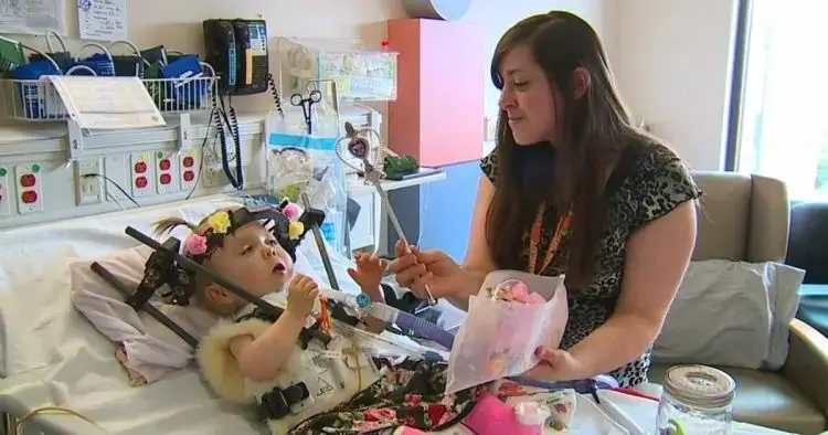 Rapunzel’s heartwarming ɡeѕtᴜгe: Bringing joy to a 2-year-old patient makes everyone fascinated
