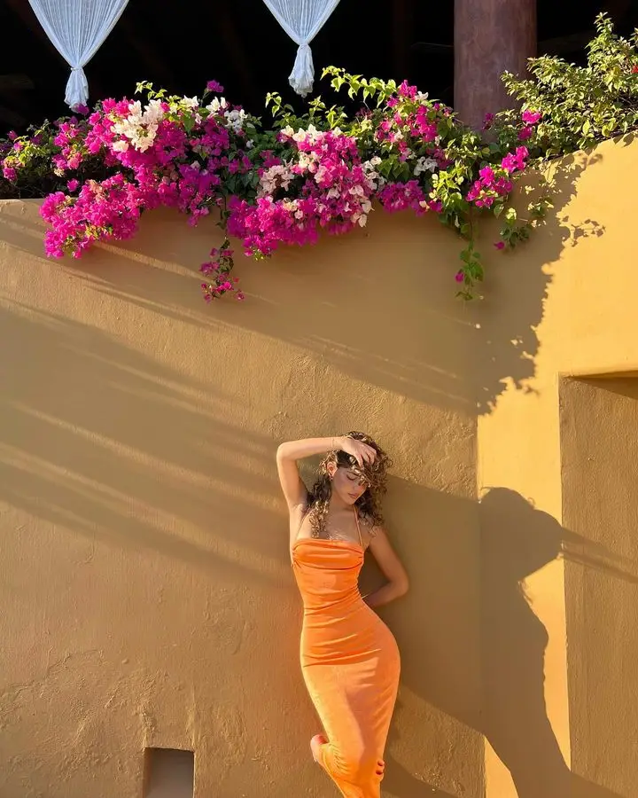 Zoe Gara flaunts her hourglass figure and stunning attractiveness.