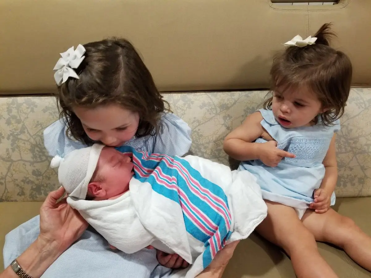 The complete happiness of the older sister: Witnessing the birth of the youngest sister captured millions of hearts