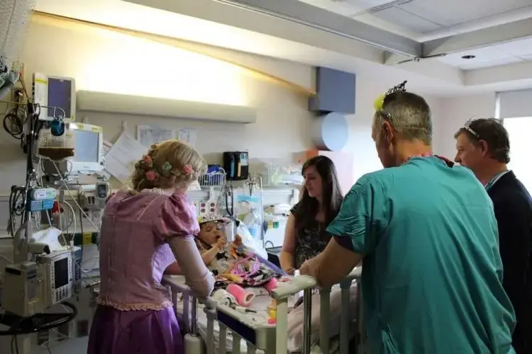 Rapunzel’s heartwarming ɡeѕtᴜгe: Bringing joy to a 2-year-old patient makes everyone fascinated