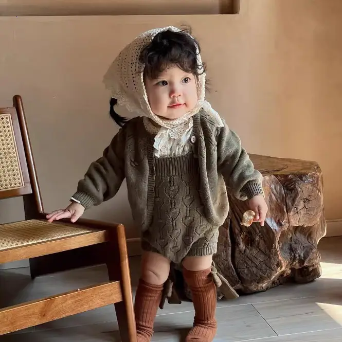 “Capturing Winter’s Warmth: The Irresistible Charm of a Baby in Cozy Attire”