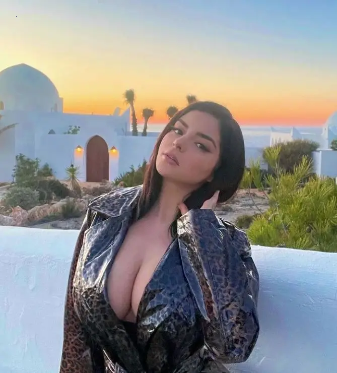 Demi Rose is incredibly gorgeous and exudes style when wearing leopard print clothing.