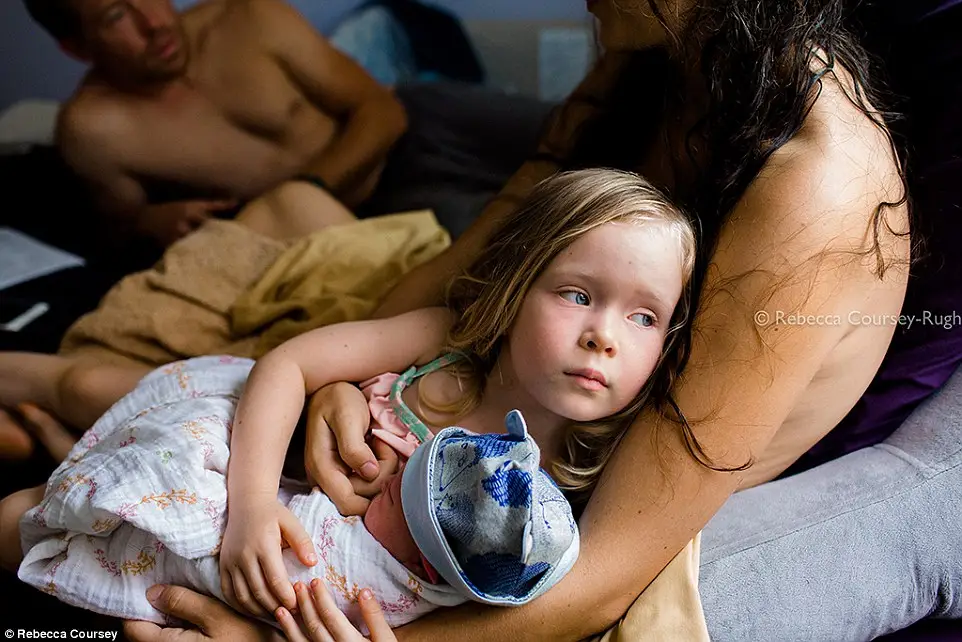 Exquisite And Realistic Photos Depicting Mothers’ Arduous Birth Process