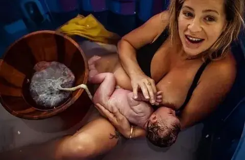 “Spectacular Home Water Birth: Baby’s Advent Ushers in Unparalleled Joy and Bliss for the Family”