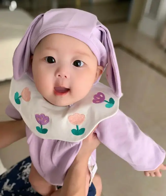 The adorable image of a fair-skinned baby with perfect lips enchanting the online community