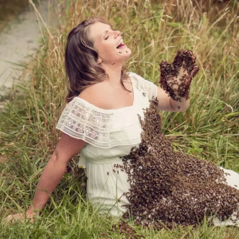 Breathtaking Buzz: Enchanting Maternity Photoshoot with 20,000 Bees Commemorates an Unforgettable First Pregnancy