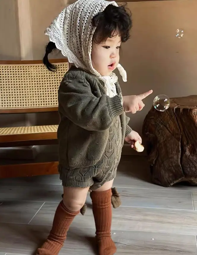 “Capturing Winter’s Warmth: The Irresistible Charm of a Baby in Cozy Attire”