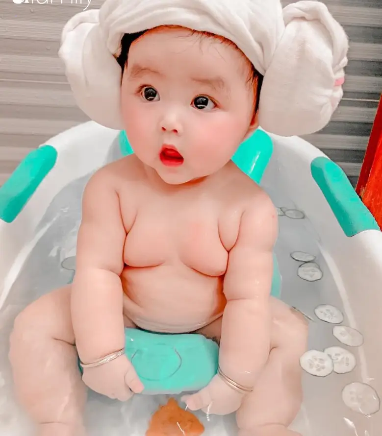 Delighting Everyone, the 6-Month-Old Baby Weighing 9kg Brings Adorable Images