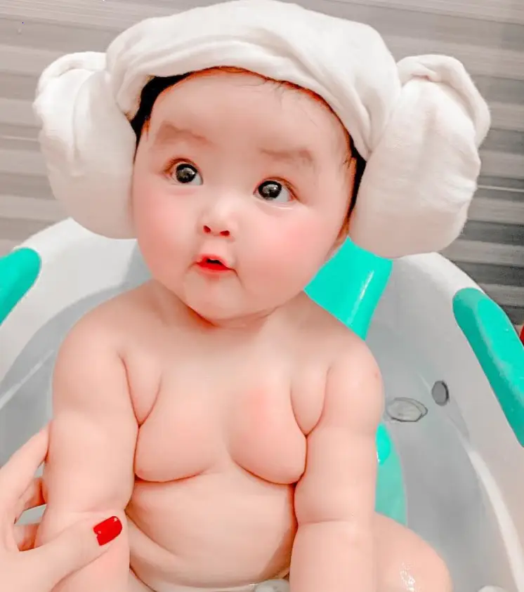 Delighting Everyone, the 6-Month-Old Baby Weighing 9kg Brings Adorable Images
