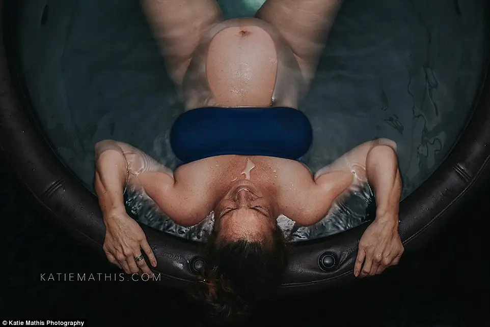 Exquisite And Realistic Photos Depicting Mothers’ Arduous Birth Process