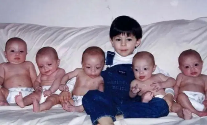 Quintuplets were born instead of one child: How they look like after graduating school