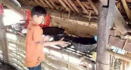 A 10-year-old boy lives on his own:How he lives and what difficulties he has to overcome