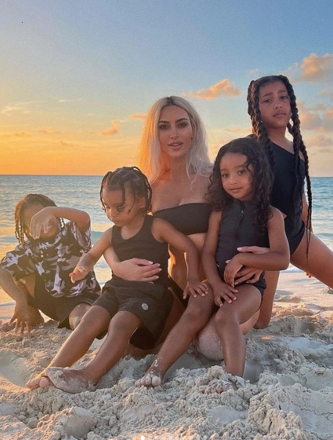 “Total chaos. Kim Kardashian worried about being a single mother: “Sometimes I cry myself to sleep.”