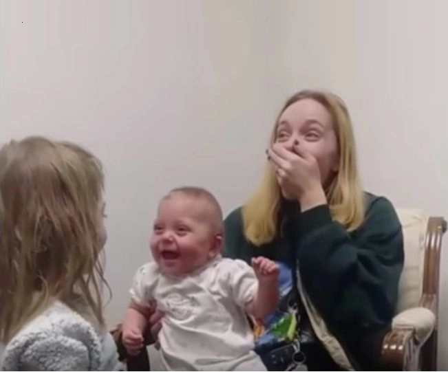The little girl was fitted with a hearing aid, and for the first time, she hears her sister’s voice. This reaction is priceless.