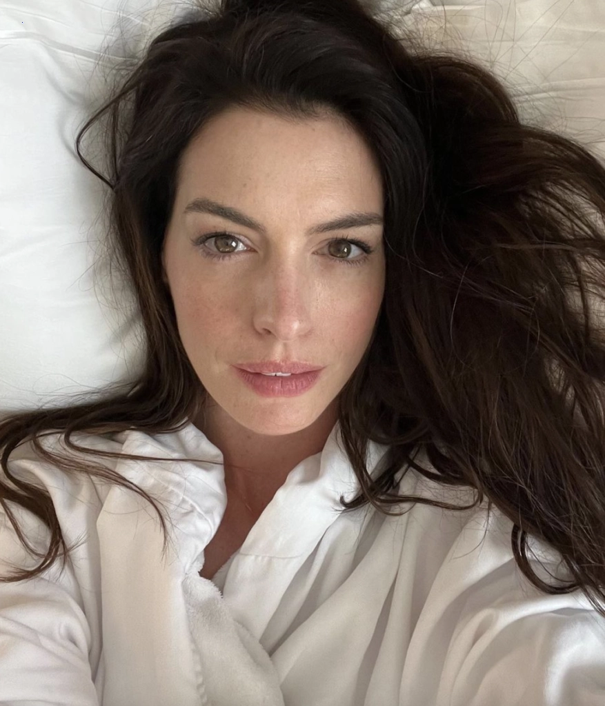 “Surprise from me:” Anne Hathaway revealed a candid photo she took in bed!