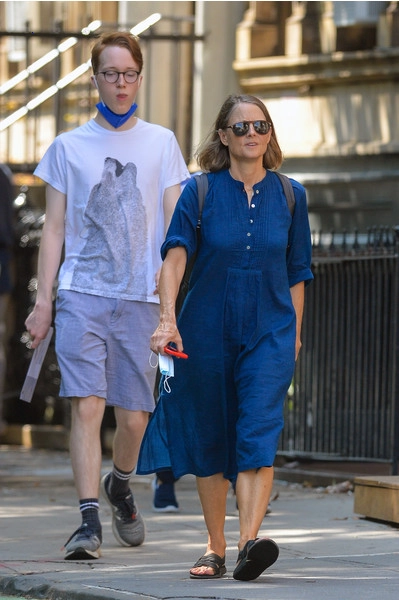 “I’m Enjoying my Age.” Without makeup and in simple clothes, Jodie Foster, who is 60, looks half her age.
