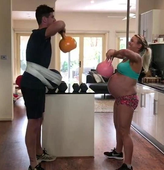 The husband hung a 6 kg weight on his stomach to do exercises with his pregnant wife