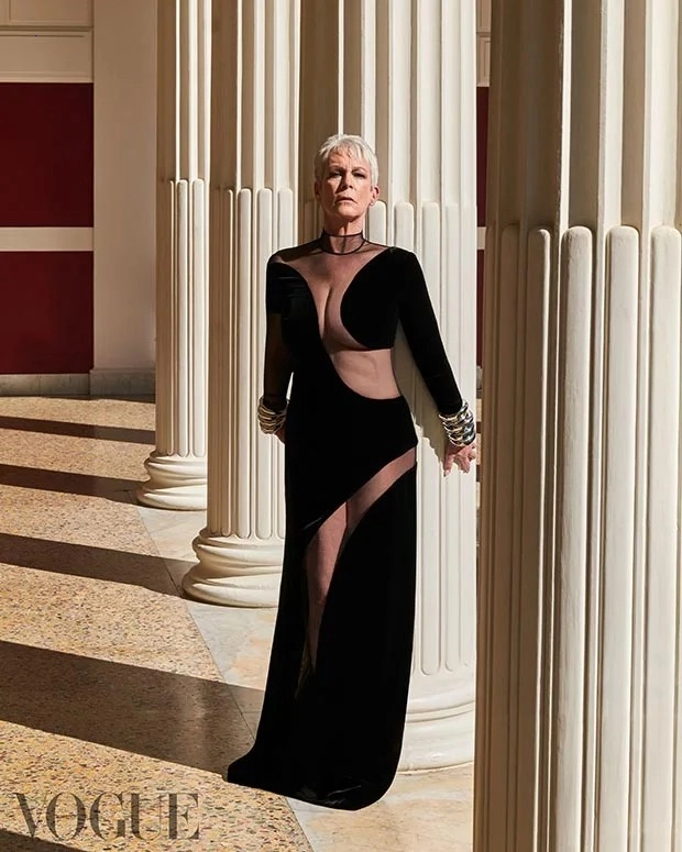An exquisite gown with a plunging neckline. Jamie Lee Curtis flaunted her incredible body at the age of 64.