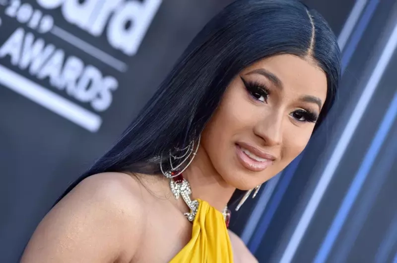 Cardi B “charged” at a fan with a microphone after they threw a drink at her.if you see this video you will surprised..this is just unbelievable