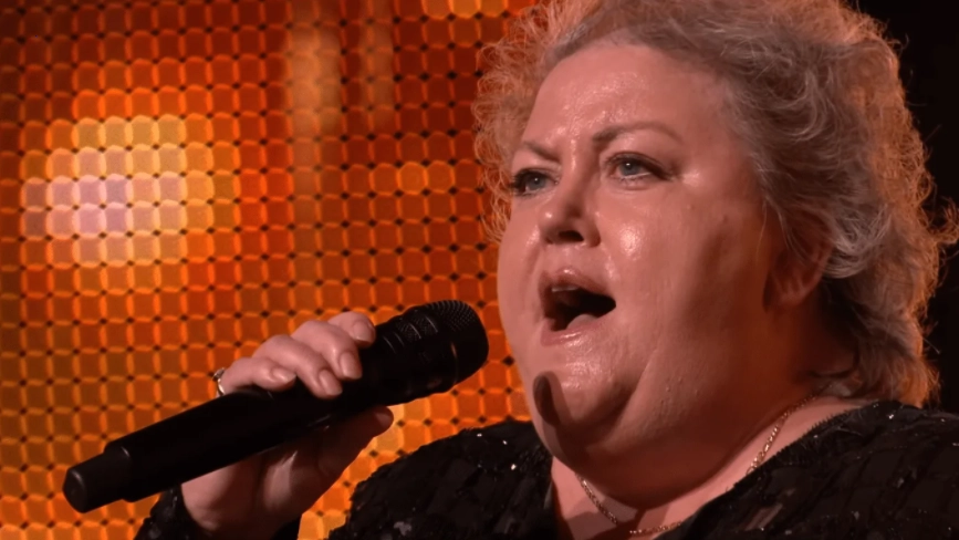 Audience laughs at farmer’s wife when she takes the stage until her singing blows them away