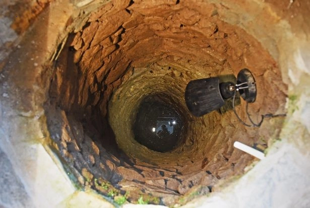 A man accidentally discovered a well in his living room, which turned out to have a history of 500 years. Here’s what they found inside
