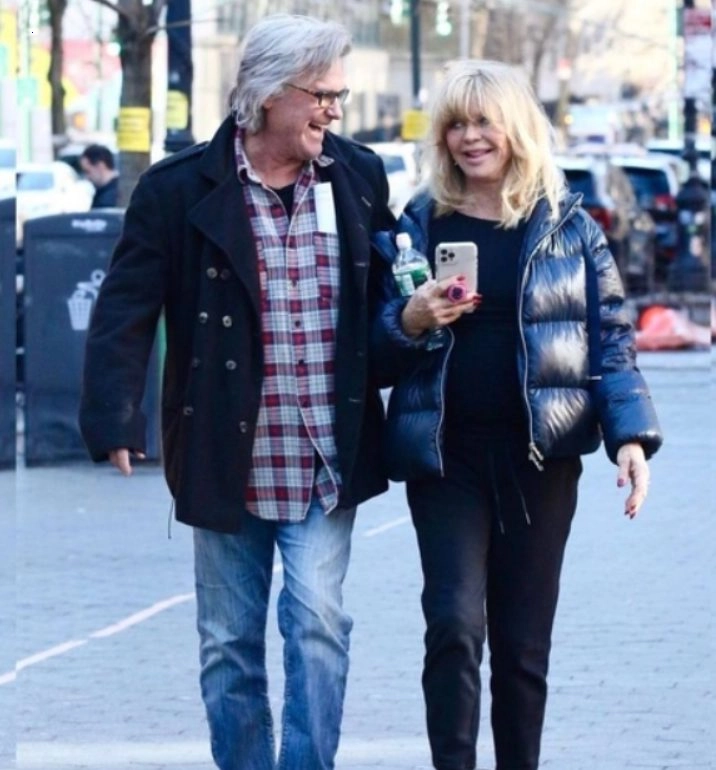 Goldie Hawn, 77, is no longer distinguishable following a facelift; she shocked everyone.