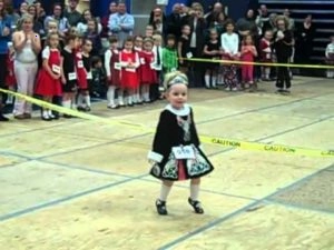 A three-year-old girl got on stage and danced with such movements that many adults could not repeat