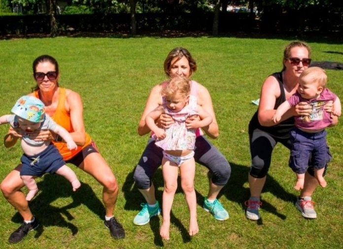 Kids instead of dumbbells: moms train, and kids have fun