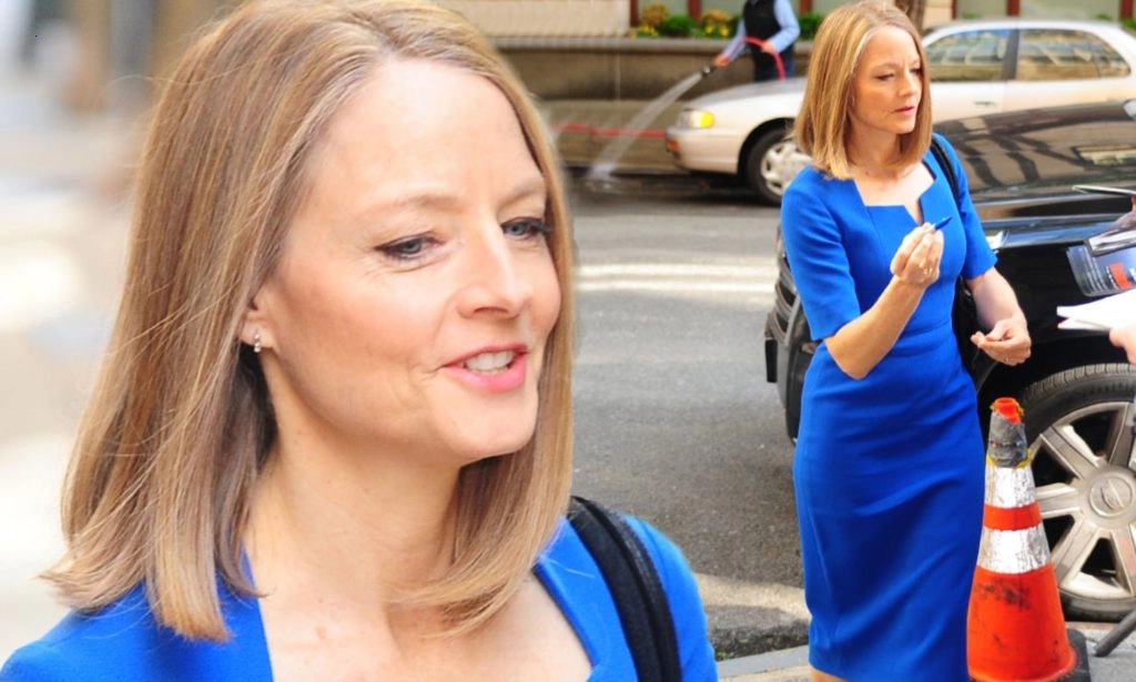 “I’m Enjoying my Age.” Without makeup and in simple clothes, Jodie Foster, who is 60, looks half her age.