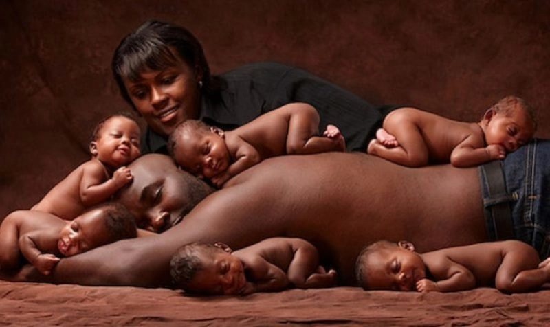 “Parents recreated the same photo of sextuplets after 6 years: the shot captivated their followers.”
