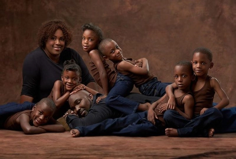 “Parents recreated the same photo of sextuplets after 6 years: the shot captivated their followers.”