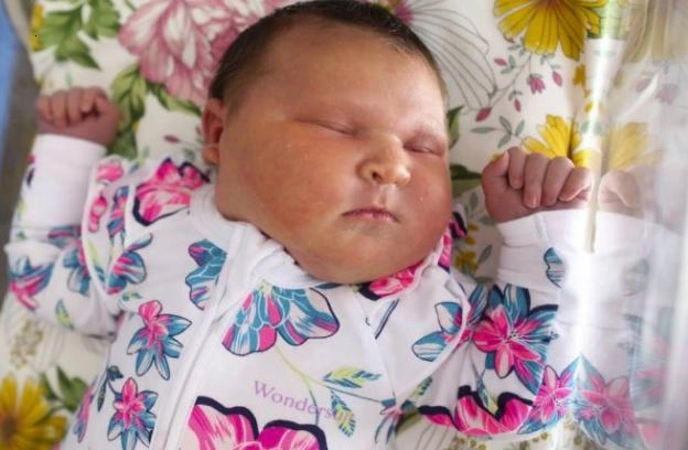 In Australia, a girl weighing 5.88 kg was born at 38 weeks!