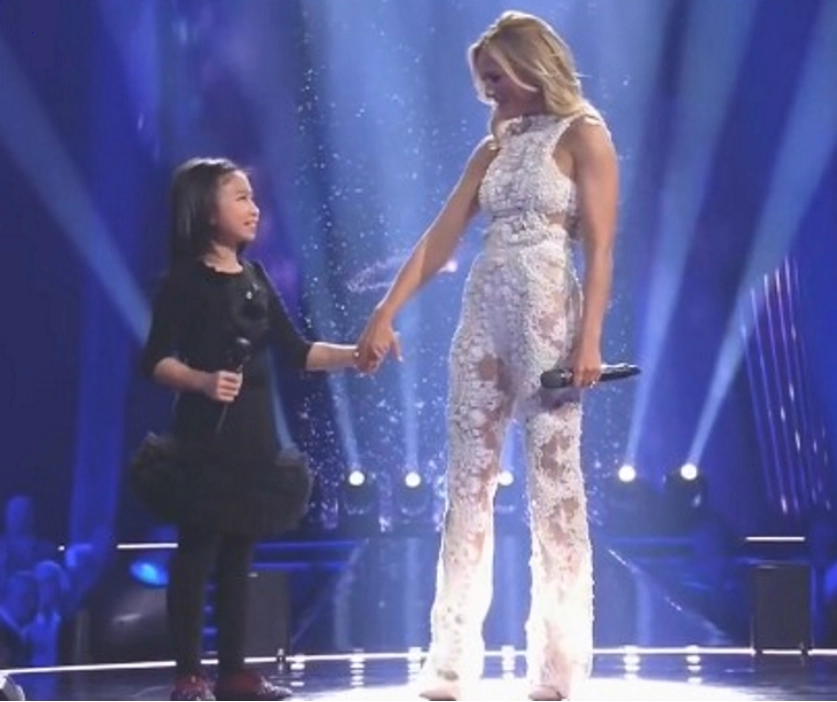 The superstar asks a little girl to sing “You Raise Me Up”. Seconds later, the girl brings down the house