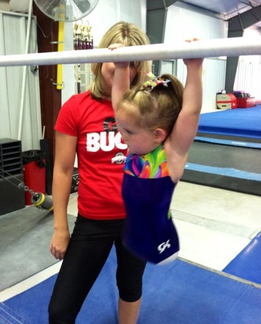 The girl who was born without legs is only 8 years old, and she has already become a professional gymnast
