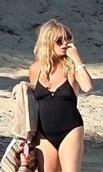 “Partted With Elasticity”: Photographers showed what Hawn, who is 76, looks like when she is on vacation with her husband.