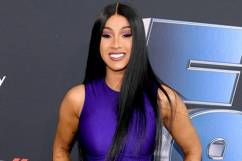 Cardi B “charged” at a fan with a microphone after they threw a drink at her.if you see this video you will surprised..this is just unbelievable